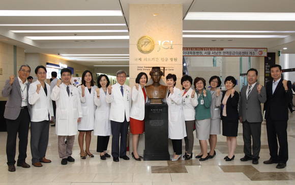 한국 최초의 여의사 박에스더 동상 앞에서 김승철 이회의료원장을 비롯한 보구여관 설립 130주년 기념사업 준비 태스크포스팀원들