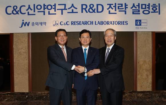 좌로부터 전재광 C&C신약연구소 대표, 이경하 JW그룹 회장, 야마자키 타츠미 C&C신약연구소 대표