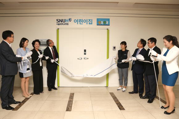 왼쪽에서 세번째 문미옥 서울여대_교수, 네번째 서창석 병원장, 다섯번째 박경득 노동조합 분회장