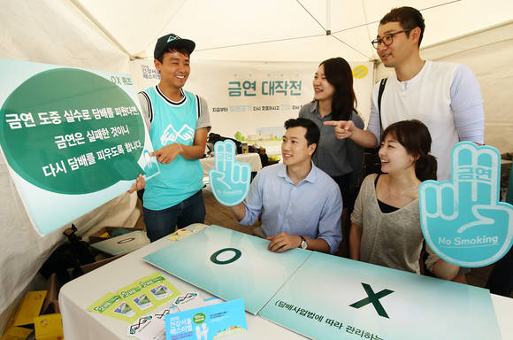 시민들이 니코레트 금연 OX 퀴즈에 참여하고 있다.