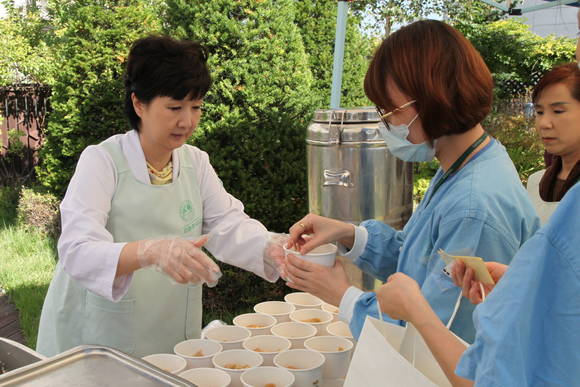 유경하 이대목동병원장(사진 왼쪽)