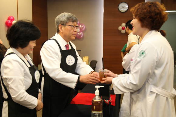 김승철 이화의료원장(사진 가운데)과 박은애 기획조정실장(사진 왼쪽)