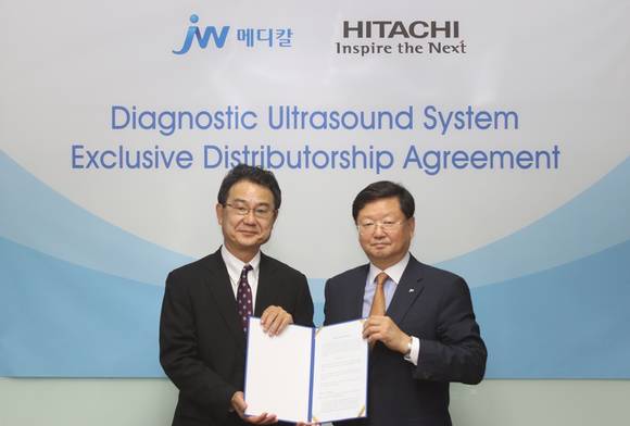 시미즈 히사시 히타치社 헬스케어비지니스유닛 부사업부장(왼쪽)과 노용갑 JW메디칼 대표이사