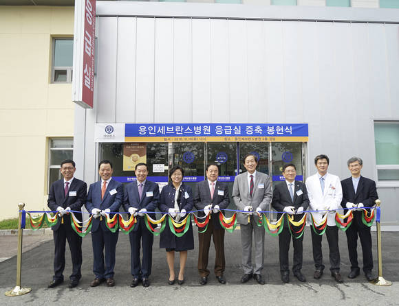 왼쪽부터 김관지 처인구청장, 이종재 전 시의회 의장, 동부경찰서 이왕민 서장, 이성순 처인구보건소장, 이우현 국회의원, 연세대학교 윤도흠 의료원장, 김근수 강남세브란스병원장, 박진오 용인세브란스병원장, 송우영 원목