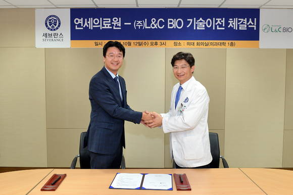 이환철 엘앤씨바이오 대표이사(왼쪽)와 박민수 연세의료원 산학협력단장
