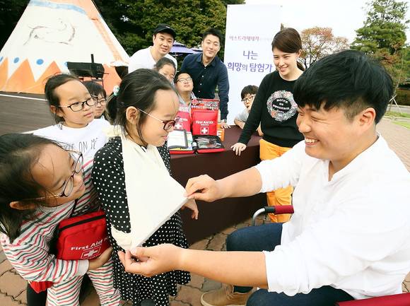 희망샘 장학생들이 재난생존전문가 박종언 강사의 직접 지도 아래 재난 상황 시 활용할 수 있는 응급처치 방법을 배우고 있다.