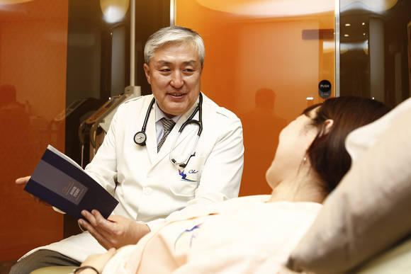 대사증후군센터 박원근 교수 검진 전 환자 문진상담 모습