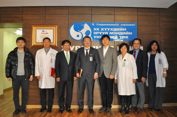 왼쪽부터 류동열 의무산학부단장, 바툴가(몽골국립모자병원 산부인과 부원장), 김선종 국제협력실장, 엔크투르(몽골국립모자병원 병원장), 조도상 기획조정실 전산실장, 알탕투야(몽골국립모자병원 소아과부원장), 김상현 국제협력팀장, 바얄락(소아과 의사) 등