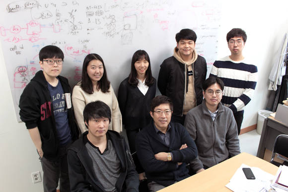 앞줄(유민환, 강재우 교수, 박성준), 뒷줄(최광훈, 이희원, 전민지, 장혁윤, 김선규)