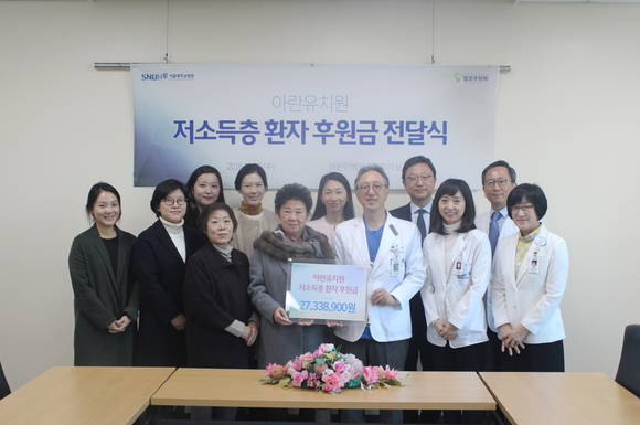 앞줄 좌측에서 네 번째 한경자 아란유치원 원장, 다섯 번째 김석화 함춘후원회 회장