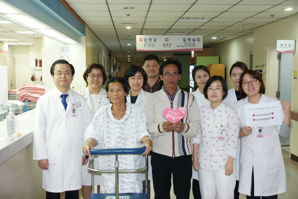 수술 직후 걷기 운동을 하고 있는 로사니(ROSANI, 46세, 여)씨(가운데 왼쪽)와 남편(가운데 오른쪽), 집도의 산부인과 박영한 교수(맨 왼쪽)를 비롯한 의료진, 사회사업팀, 온누리교회 의료팀선교사(가운데 맨 뒤쪽)