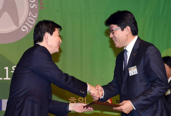 SK케미칼 김경근 백신마케팅본부장(사진 오른쪽)