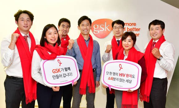 GSK 홍유석 사장(가운데)과 직원들
