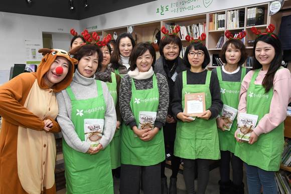 “초록산타, 누구나 될 수 있어요!” 사노피 배경은 대표와 활동천사(자원봉사자)들이 5주년을 축하하고 있다.