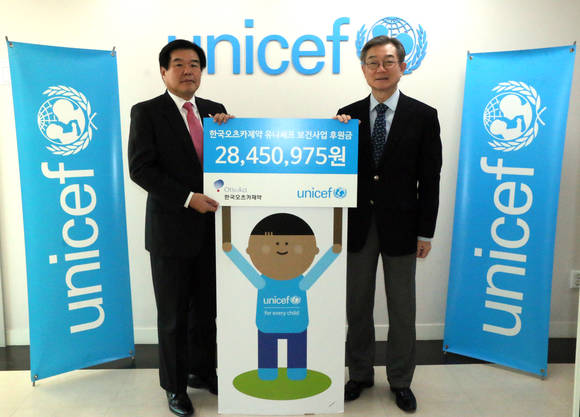 한국오츠카제약 인치승 상무(왼쪽)와 서대원 유니세프 사무총장