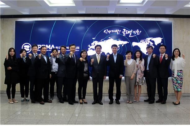 한국제약바이오협회 의약품광고심의위원회와 원희목 한국제약바이오협회 회장(가운데)