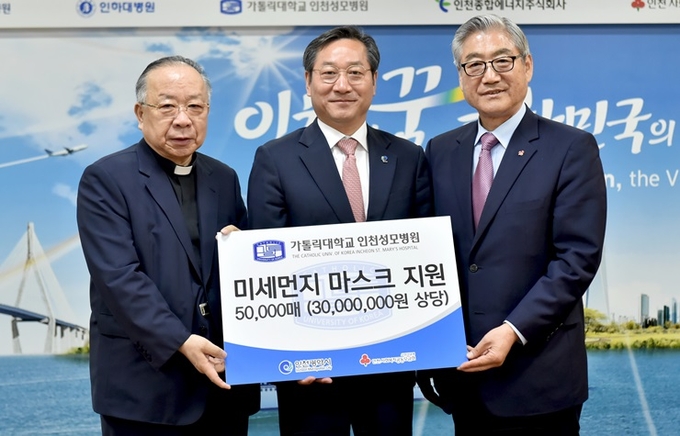 (왼쪽부터)이학노 몬시뇰 병원장, 유정복 시장, 정명환 회장