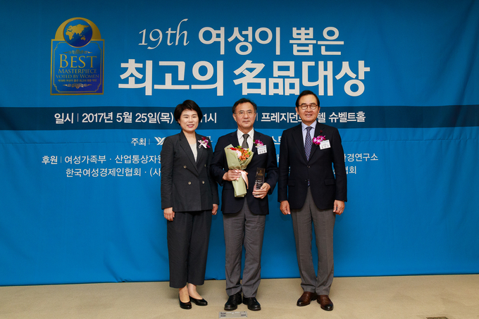 사진 2: 정구용 이대목동병원 장기이식센터장(사진 가운데)와 김효선 여성신문 대표(사진 왼쪽)과 윤은기 (사)한국협업진흥협회 회장(사진 오른쪽)