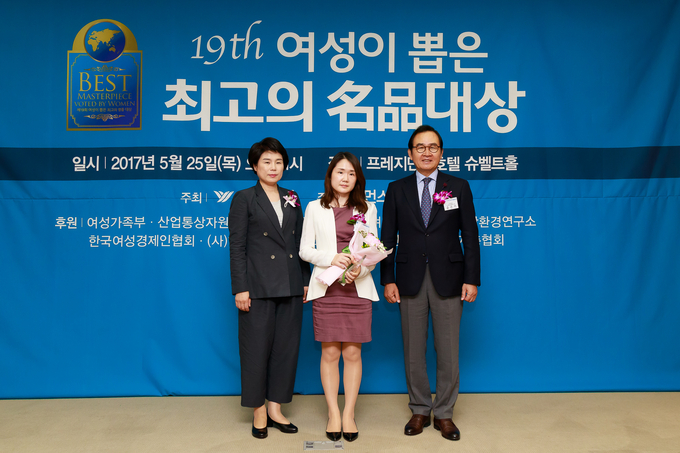 우주현 이대여성암병원 유방암·갑상선암센터 교수(사진 가운데)와 김효선 여성신문 대표(사진 왼쪽)과 윤은기 (사)한국협업진흥협회 회장(사진 오른쪽)