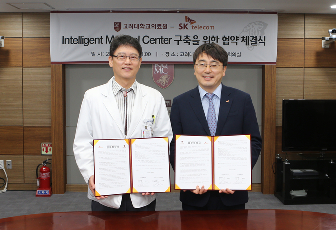 좌측 김효명 의무부총장 겸 의료원장, 우측 차인혁 SK텔레콤 IoT 사업부문장
