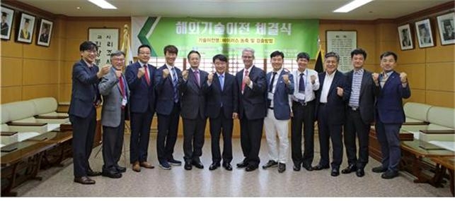 (좌측 세 번째부터) KBSI 최종순 부원장, 권요셉 생물재난연구팀장, 이광식 원장, 전남대 문기석 국제협력본부장, 저메인랩社 Martin O’Connor 대표, 전남대 김두운 교수, (우측 세 번째)전남대 허민 부총장
