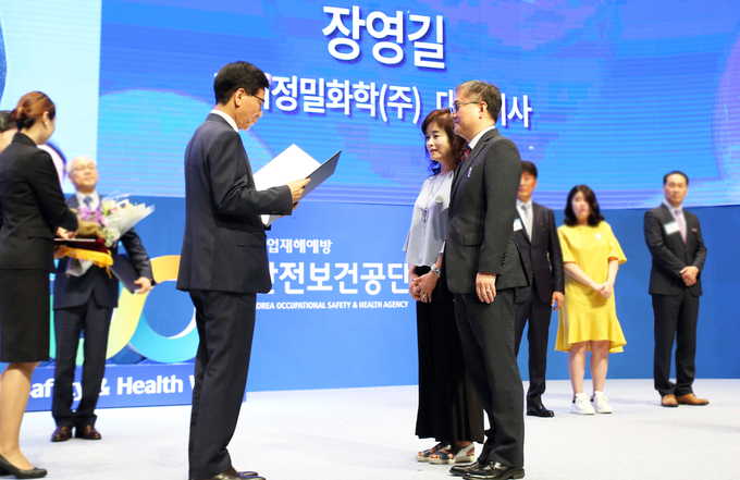 한미정밀화학 장영길 대표이사(우)과 고용노동부 이성기 차관(좌)