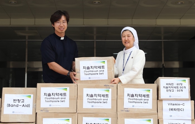 가톨릭아동청소년재단 사무처장 유영욱 신부(왼쪽)와 가톨릭대 인천성모병원 사회사업팀 파트장 김은하 수녀(오른쪽)