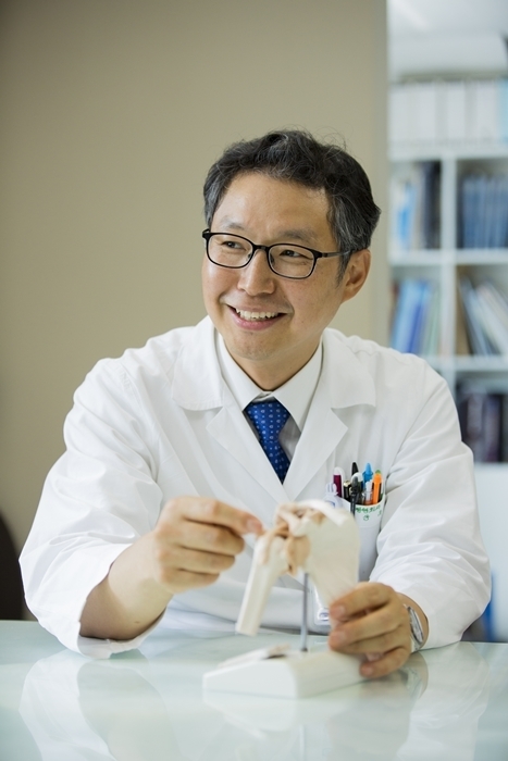 가톨릭대 인천성모병원 정형외과 이상욱 교수가 어깨관절 구조에 대해 설명하고 있다
