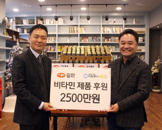 일화, 효정세계평화재단 아프리카 봉사활동에 2,500만원 상당 비타민제 후원 (왼쪽부터 일화 나상훈 경영기획 팀장, 효정세계평화재단 유경득 사무총장)