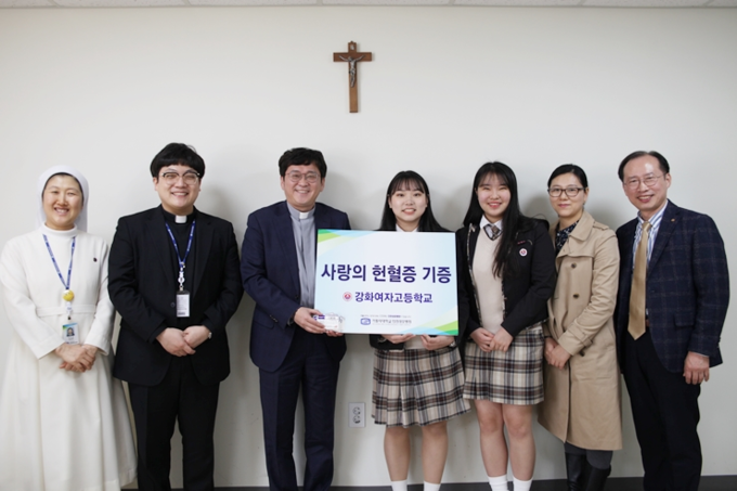 (왼쪽부터)인천성모병원 사회사업팀 팀장 김은하 소피아 수녀, 원목부실장 안지헌 보니파시오 신부, 원목실장 나범율 토마스데아퀴노 신부, 강화여자고등학교 학생회장 최사랑 양, 부학생회장 정영은 양, 보건교사 이정미