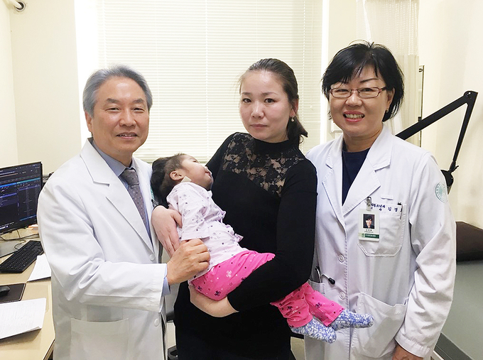 흉부외과 서동만(왼쪽 1번째), 소아청소년과 김경효 교수(오른쪽 1번째)