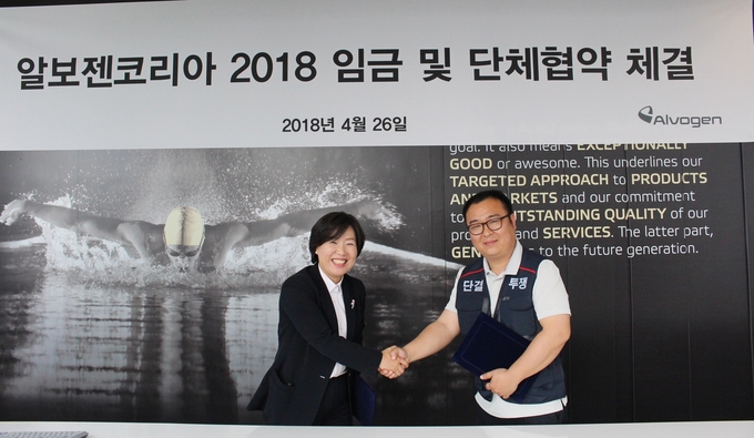 장영희 알보젠코리아 대표이사(왼쪽)와 이송재 노동조합 위원장