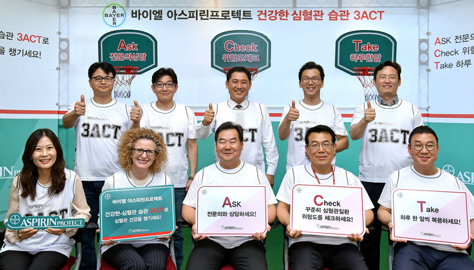 잉그리드 드렉셀 바이엘코리아 대표, 전광현 SK케미칼 Pharma 부문 대표 외 양사 임직원들