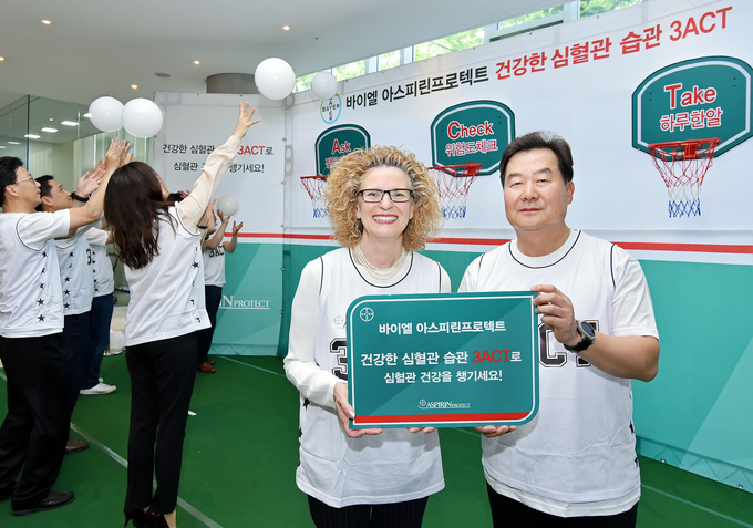 잉그리드 드렉셀 바이엘코리아 대표와 전광현 SK케미칼 Pharma 사업부문 대표