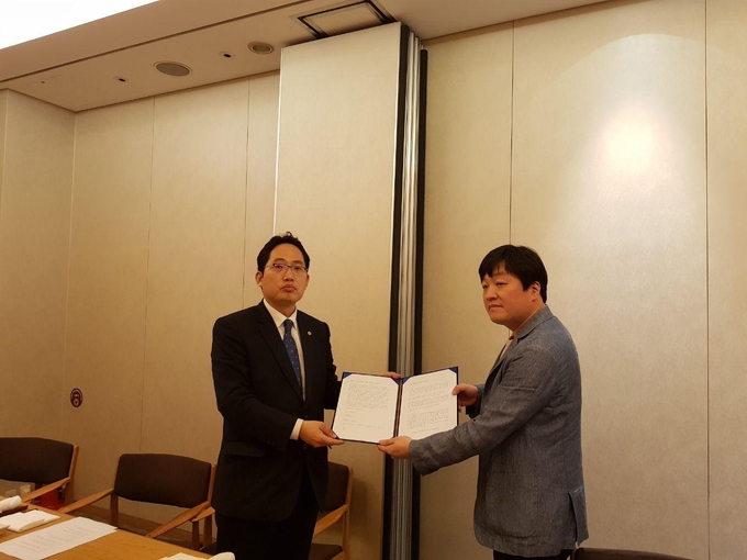 최대집 회장에게 청원서를 전달하는 산부인과의사회 비대위