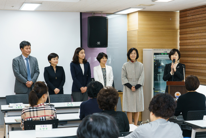한종인 병원장(오른쪽 1번째), 정성애 대외협력실장(오른쪽 2번째), 정혜경 고객만족실장(오른쪽 3번째), 이사라 홍보실장(왼쪽 3번째), 송혜경 대외협력 부실장(왼쪽 2번째), 김한진 사무부장 업무대행(왼쪽 1번째) 등 병원 관계자들이 지난 5월 10일 병원 인근 목5동 주민센터를 찾아 노병채 목5동 동장과 통장협의회를 만나 병원과 지역 상생 발전을 위한 의견을 나눴다.