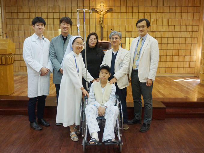 부천성모병원 의료진들과 기념촬영을 했다. (좌로부터) 권구상 사회복지사, 최예원 영성부원장, 이지선 사회사업팀장, 뭉흐바트의 어머니 어용빌렉씨, 턱재건수술을 받은 뭉흐바트, 구강악안면외과 표성운 교수, 성형외과 이중호 교수.