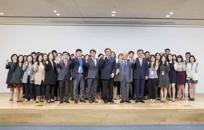 보령제약그룹 김승호회장(앞줄 오른쪽에서 일곱번째), 보령제약 최태홍사장(앞줄 오른쪽에서 여섯번째), 서울연구소 최성준소장((앞줄 오른쪽에서 여덟번째) 등 임직원들