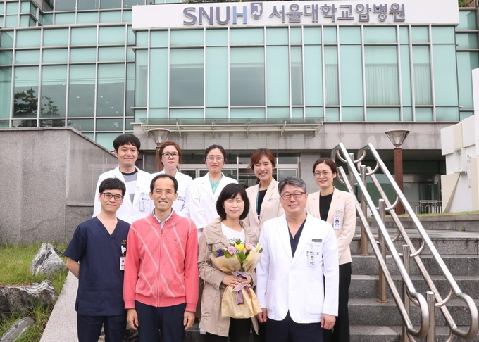 앞줄 맨 오른쪽부터 이광웅 교수, 간 기증자 부인 김난영 씨, 간 수혜자 남편 김상범 씨, 홍석균 교수