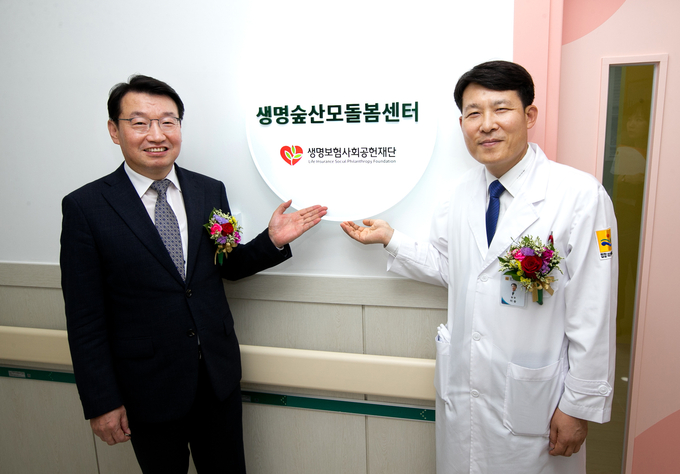 좌측부터 생명보험사회공헌재단 조경연 상임이사, 이숭 강진의료원장