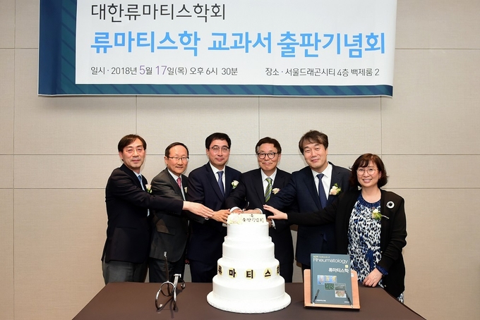 왼쪽부터 박성환 7대 이사장, 유대현 25대 회장, 이상헌 기획이사, 범문에듀케이션 한태구 이사,최정윤 6대 이사장, 고은미 자문위원