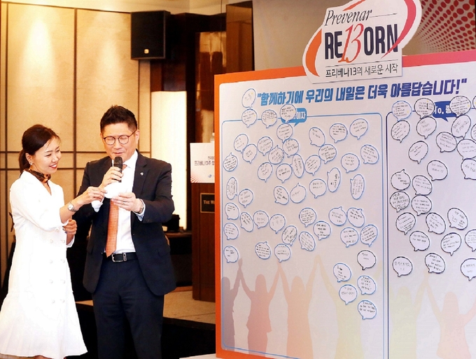 한국화이자제약 조윤주 전무와 ㈜종근당 김영주 대표가 양사의 임직원이 작성한 공동판매 계약 체결 축하 및 향후 포부에 대한 메시지를 낭독하고 있다.