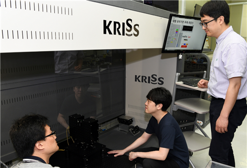 KRISS 진종한 책임연구원(오른쪽 첫번째) 연구팀이 대형 유리기판의 두께와 굴절률을 실시간 측정하고 있다.
