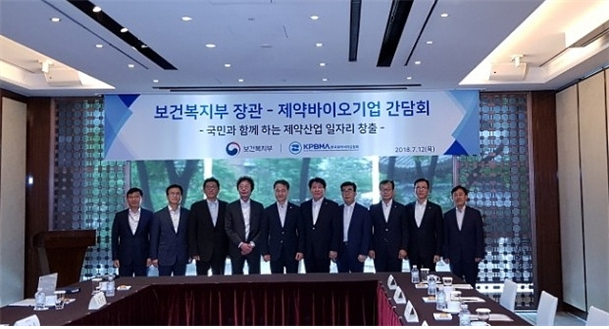 7월 12일 서울 중구 웨스틴조선호텔에서 열린 간담회 직전의 박능후 보건복지부 장관과 이정희 한국제약바이오협회 이사장 등 제약·바이오기업 CEO들