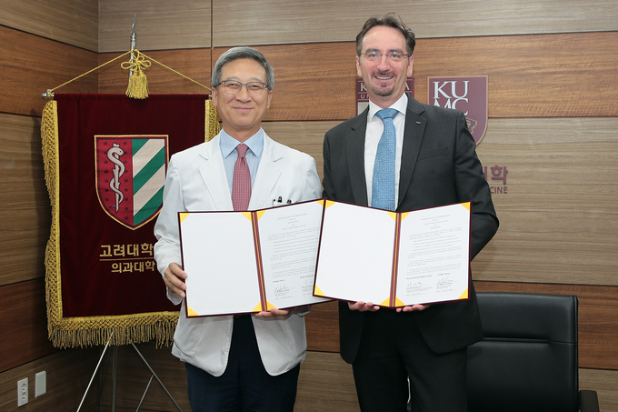 좌측부터 이기형 고려대학교 의무부총장 겸 의료원장, 하바우에르 안드레아스 한국드레가 대표