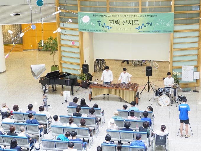 '퍼커션 팀 펄스(Percussion Team PULSE)'가 신나는 합주 무대를 선보이고 있다.