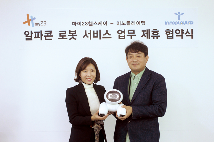 왼쪽부터 ㈜마이23헬스케어 함시원 대표와 ㈜아이피엘 김경욱 대표
