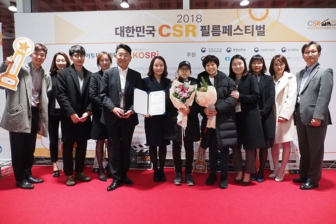왼쪽에서 다섯 번째 오카다나오키 올림푸스한국 대표, 일곱 번째 영상 속 주인공 조태경 양