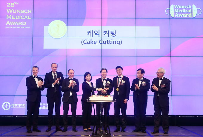 (좌측 순 스테판 월터(Stephen Walter) 한국베링거인겔하임 사장, 슈테판 아우어(Stephan Auer) 주한독일대사, 요르그 크루저(Joerg Kreuzer) 베링거인겔하임 동남아시아 및 한국 지역 의학부 총괄 책임자, 젊은의학자상 임상부문 수상자 차의과대 내과 임선민 조교수, 본상 수상자 한양의대 내과학 배상철 교수, 젊은의학자상 기초부문 수상자 경북의대 생리학 홍장원 조교수, 장성구 대한의학회 회장, 이윤성 분쉬의학상 운영위원)
