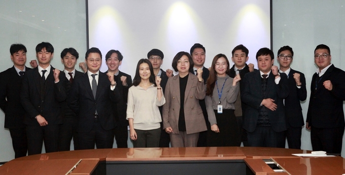 이혜정 더힐즈의원 대표원장(왼쪽에서 여섯 번째)과 JW중외제약 직원들